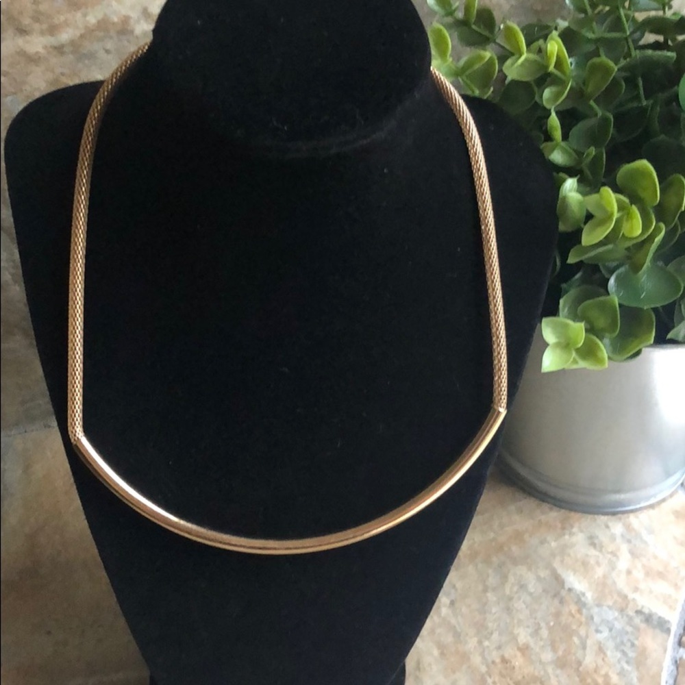 Classy curved bar necklace with mesh chain